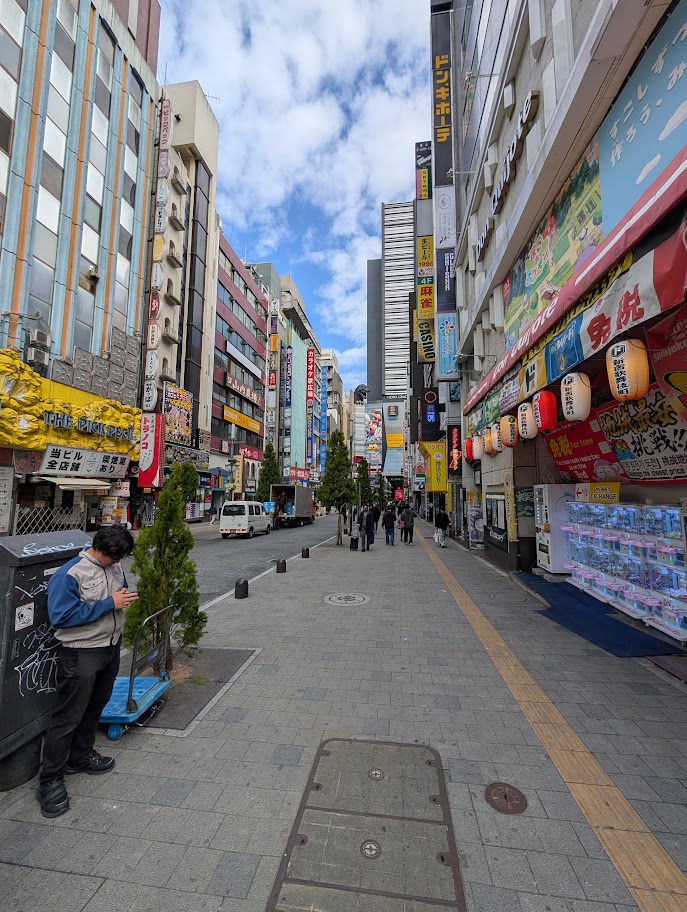 Shinjuku saxophone shop visit and night out (DAY 7)